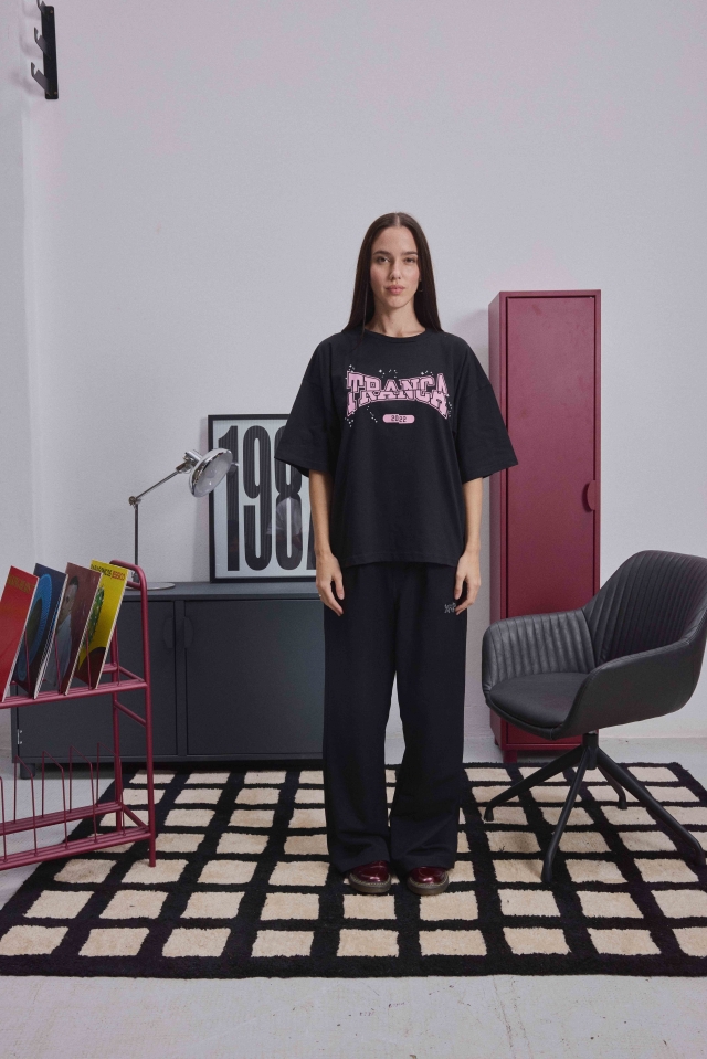 Remera College Negra
