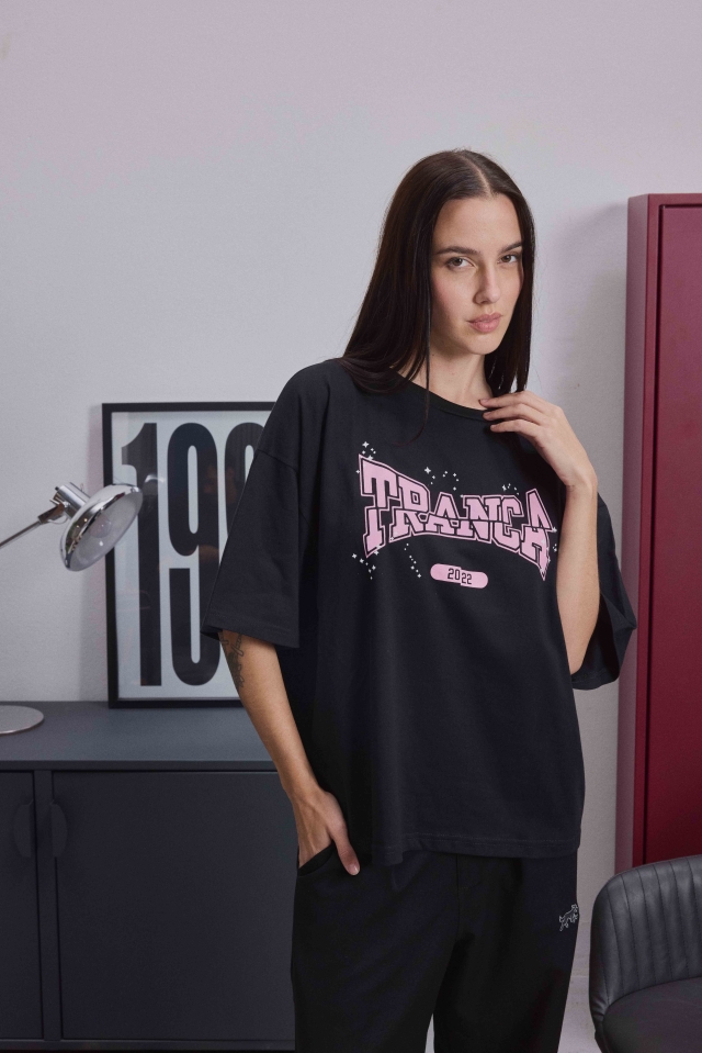 Remera College Negra