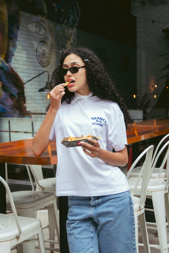 Remera La Vida es Mejor con Hellmann's