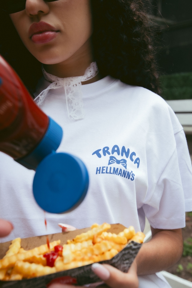 Remera La Vida es Mejor con Hellmann's