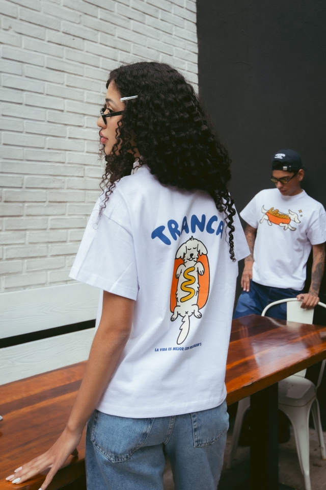 Remera La Vida es Mejor con Hellmann's